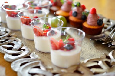 Meyveli ve çikolatalı tatlı kekler.