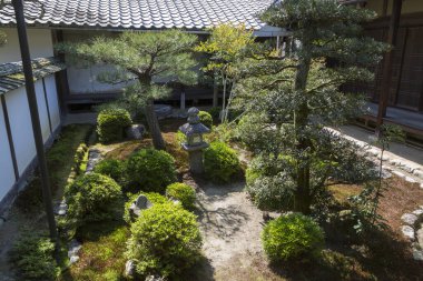 Japon yeşil bahçesinde ahşap mimari 