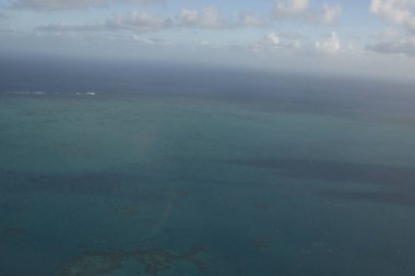 güzel turkuaz deniz su yüzeyinin havadan görünüşü       