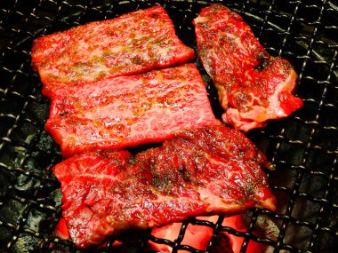 Izgarada pişen taze etin yakın plan görüntüsü.       