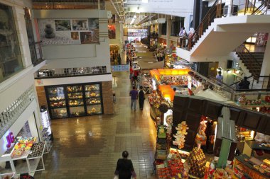 Alışveriş merkezinin modern iç görünümü