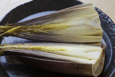 Kesilmiş bambu siyah tabakta filizlenir.