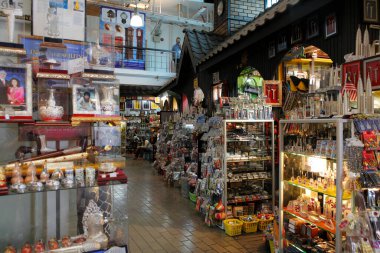 Hediyelik eşyalarla dolu canlı bir pazarı keşfediyorlar.