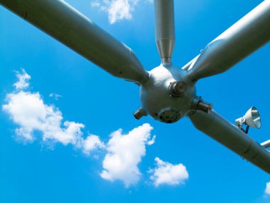 Doğada düzlem ve mavi gökyüzünün pervanesi