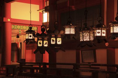  Sokakta Japon tarzı fenerler. 