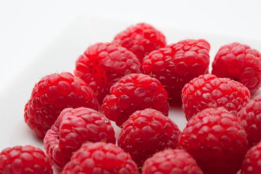 Olgun kırmızı ahududu beyaz bir arka plan üzerinde izole 