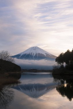 Gün batımında Fuji Dağı 'nın güzel manzarası
