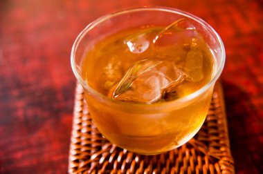 Cam bardakta servis edilen buzlu çayı tazeliyorum.