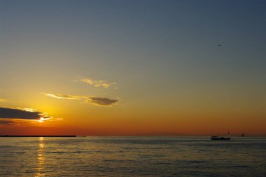 denizin üzerinde güzel günbatımı gökyüzü.   