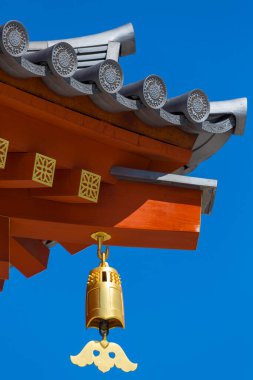 Büyüleyici antik bir Japon tapınağının manzaralı görüntüsü.