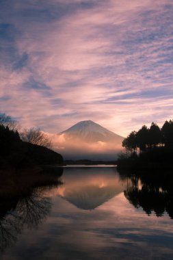 Gün batımında Fuji Dağı 'nın güzel manzarası