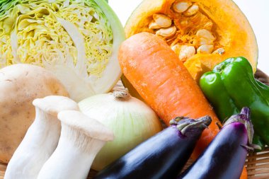 beyaz arka planda sağlıklı taze sebzeler.