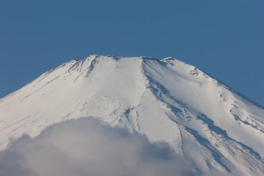 Güzel kar tepeli Fuji dağı kışın