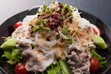Japon geleneksel yemekleri - sebzeli ve mantarlı ton balığı salatası