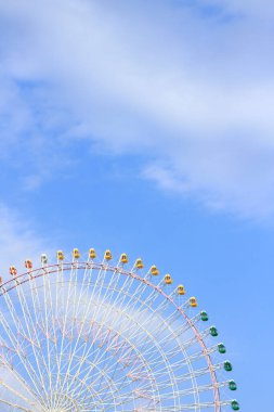 Lunaparktaki dönme dolap mavi gökyüzüne karşı               