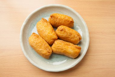 Kızarmış tofunun içine sarılmış pirinç topları.