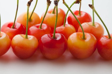 Beyaz arkaplanda taze kirazların görüntüsünü kapat