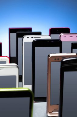 Modern cep telefonlarının mavi arka planda yakın plan görüntüleri   