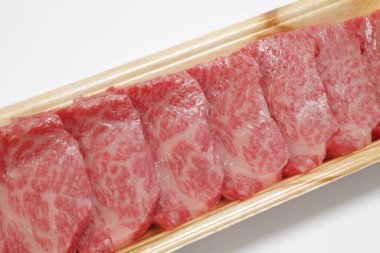 Dilimlenmiş çiğ et beyaz arka planda izole edilmiş..     