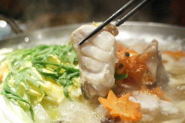 Balığı sebze çorbasının üstünde tutan çubuklar.