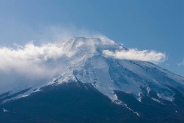 Güzel kar tepeli Fuji dağı kışın