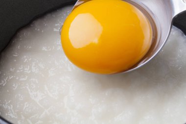 Tabaktaki çiğ yumurta