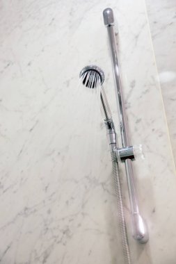 Banyoda akan suyla duş başlığını kapat.         