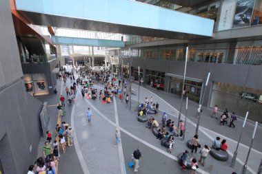 Kalabalık Modern Şehir Pedestrian Plaza 'sının Yüksek Açı Görünümü
