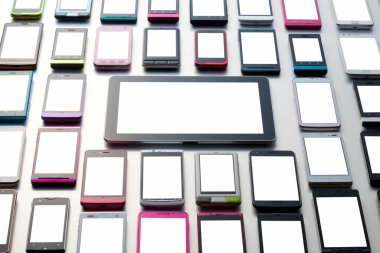 Gri arkaplanda farklı modern akıllı telefonların ve dijital tabletin yakın plan görüntüsü.                  