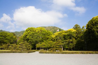 Mavi gökyüzünde yeşil dağlar 