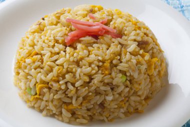 Sebzeli ve baharatlı kızarmış pirinç, Asya yemekleri. 