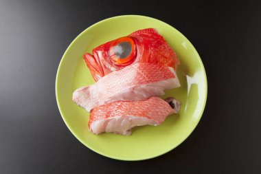 Dilimlenmiş Sebastes marinus çiğ balığı tabakta