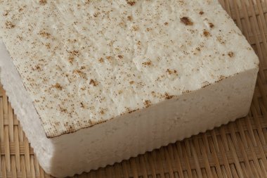 Japon tofusu ve bambu tabağı. 