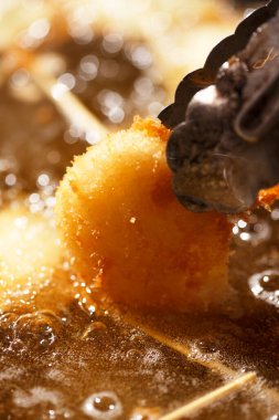 Lezzetli Asya yemeklerini yakın çekimde kızartırız.