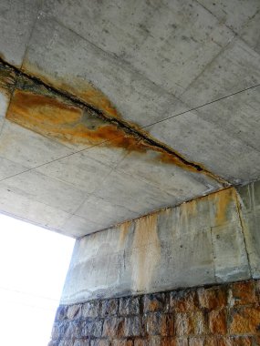 Şehirdeki eski terk edilmiş bina detayları.  