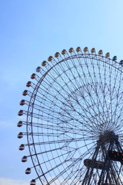 Lunaparktaki dönme dolap mavi gökyüzüne karşı               