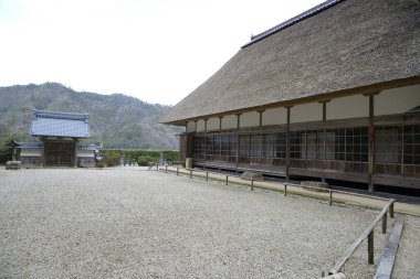 Güzel antik Japon tapınağının manzaralı görüntüsü.