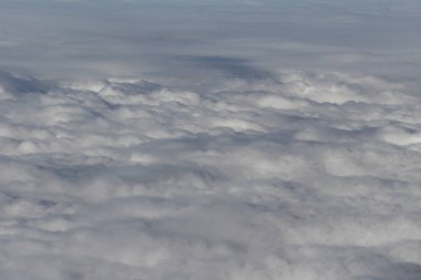 Gökyüzünün arka planında güzel bulutlar        