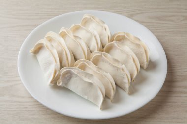 Plaka üzerinde çiğ köfte