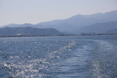 Manzaralı deniz suyu ve sahil manzarası.        