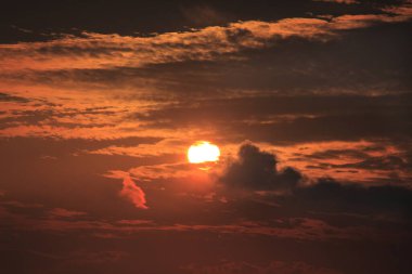 Güzel gün batımı gökyüzü bulutlu     