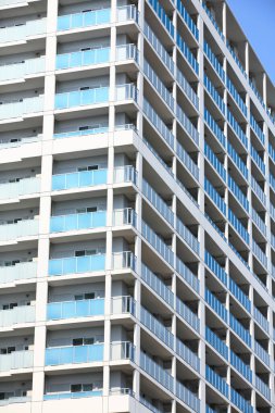 Japon şehrinde modern bina, mavi gökyüzü arka planında gökdelen 