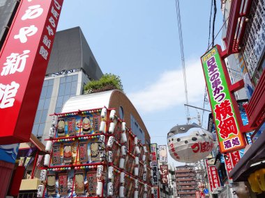 Dev Fugu Feneri ve Reklam İşaretleriyle Meşgul Osaka Sokağı Sahnesi