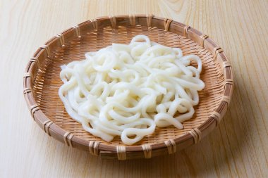 Japon yemeği, pirinç eriştesi.