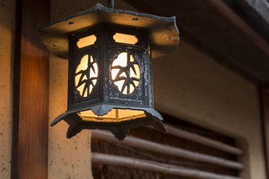 Antik Japon tapınağının geleneksel fenerinin detaylı yakın çekimi