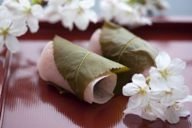 Kiraz çiçeklerinin ve Japon geleneksel tatlılarının yakın görüntüsü, mochi tatlısı.