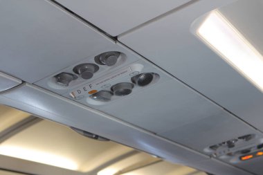 Arka plandaki yolcu uçağı, yaklaşın.