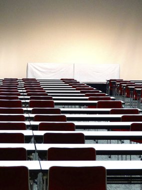 Sandalyeli konferans salonu için boş oditoryum