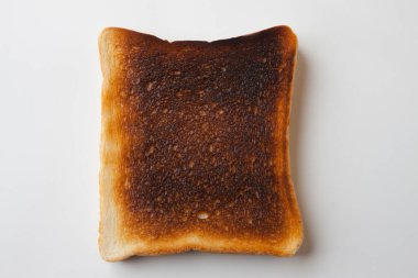 Beyaz arka planda yanmış bir tost dilimi