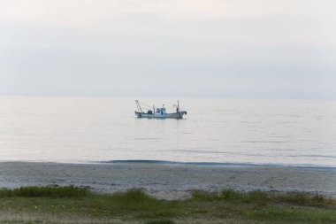 Deniz kıyısında bir balıkçı teknesi 